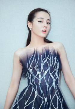 新疆乌鲁木齐美女演员迪丽热巴性感活动照图片