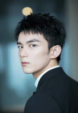 中国内地男演员吴磊帅气有型黑色西装写真图片
