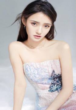 中国内地浙江省湖州影视女演员林允清新迷人时尚杂志封面图片
