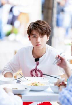 高清中国内地男歌手演员tfboys王俊凯图片王俊凯《中餐厅》剧照图片
