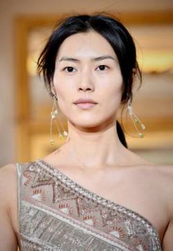 高清湖南永州人职业模特刘雯巴黎高定秀场高清图片