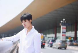 高清男星罗正白衬衫清爽帅气机场照图片
