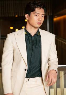 中国内地陕西省西安男演员凌潇肃沉稳儒雅西装写真图片