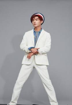 大陆内地男演员李宏毅酷痞帅气时尚写真图片