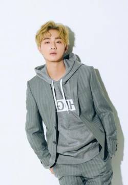 大陆内地男演员李宏毅帅气不羁时尚写真图片