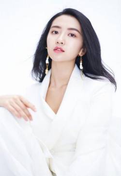 中国内云南曲靖地新生代演员许龄月清新优雅白色套装写真图片