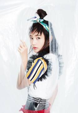 高清中国内地山东济南女演员李一桐清新俏皮时尚写真图片