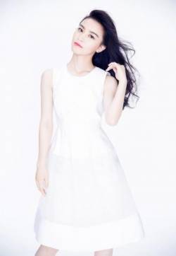 高清中国内地女演员美女梁婧娴优雅恬静白裙写真图片