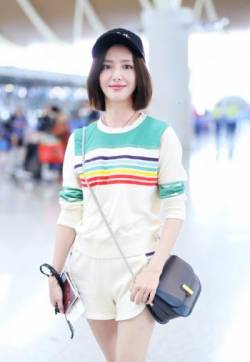 高清中国内地新疆伊犁影视女演员佟丽娅机场性感写真图片