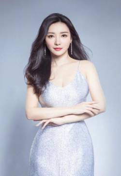 中国内地湖南衡阳女演员柳岩美艳性感吊带裙写真图片