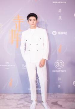 中国大陆新生代演员龚俊白色西装帅气图片