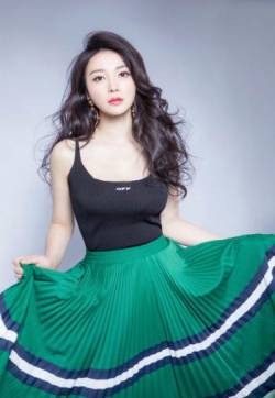 中国内地湖南衡阳女演员柳岩妩媚性感写真图片