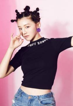 内地沈阳女演员王鹤润鬼马个性时尚写真图片