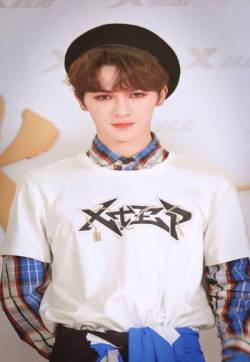 高清内陆男星朱正廷最新饭帅气高清图片