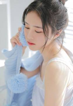 高清清纯床上美女吊带壁纸图片