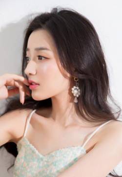 中国内地辽宁大连女演员王秀竹性感妩媚时尚写真图片