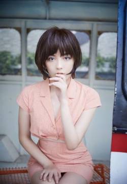 山东籍内地女演员吕佳容短裙美腿性感写真图片