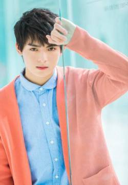 高清男星王皓轩帅气秋日大片写真图片