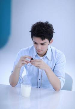 中国内地男演员吴磊帅气花絮写真图片