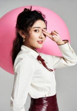 高清中国内地河北省石家庄女演员梁洁时尚率性写真图片