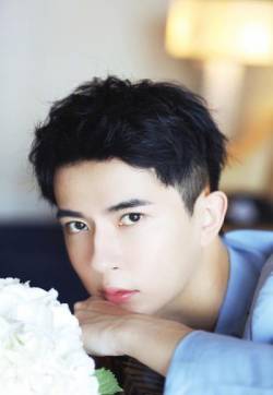 高清新疆乌鲁木齐男明星于朦胧蓝色西装帅气写真图片
