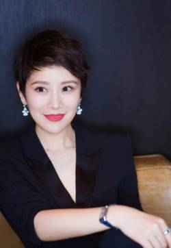 高清中国南京女演员海清黑色低胸装优雅性感写真图片