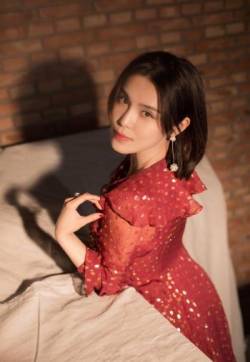 高清中国山东济南影视女演员韩丹彤红裙墨瞳梦幻光影性感写真图片