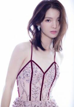 中国大陆山东济南女演员平面模特金晨性感露背长裙活动写真图片