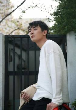 高清山东青岛男演员刘学义文艺街拍图片