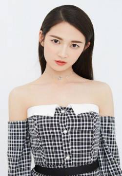 北京新生代女演员陈钰琪性感抹胸裙写真图片