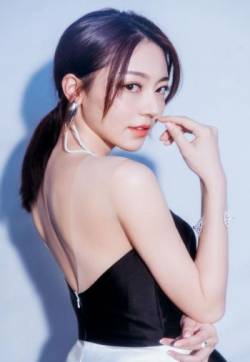 大陆内地四川成都女演员黄梦莹性感活动照图片