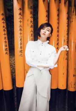 山东籍内地女演员吕佳容酷帅秋日写真图片