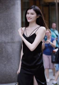 何穗简洁黑裙性感街拍写真图片