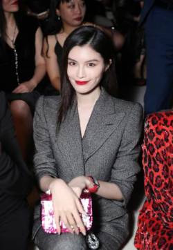 高清温州美女何穗红唇西装干练个性写真图片
