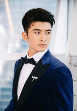 中国内地辽宁大连男演员张云龙儒雅帅气时尚写真图片