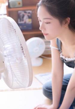 中国内地北京影视女演员李兰迪清新甜美时尚写真图片
