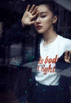 内地沈阳女演员王鹤润秋季写真图片