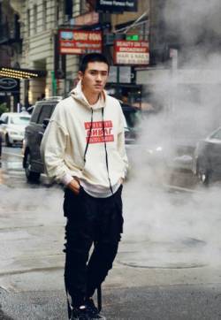 高清辽宁省沈阳男明星张赫酷帅有型纽约街拍图片