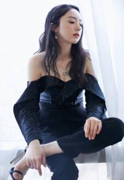 高清中国内地黑龙江省牡丹江影视女演员董璇黑色系抹胸性感写真图片