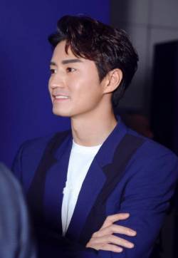 大陆北京人艺男演员杨玏儒雅帅气活动照图片