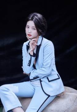 中国内地湖北鄂州女演员张雅钦干练写真图片