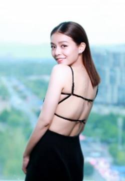 中国台湾女演员宋芸桦露背吊带性感迷人写真图片