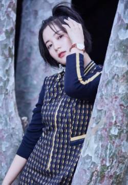中国内地湖北鄂州女演员张雅钦秋季写真图片
