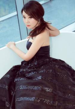 中国陕西西安影视女演员闫妮黑色抹胸礼服活动照图片