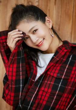 高清内地山东烟台女演员王媛可机车风时尚写真图片