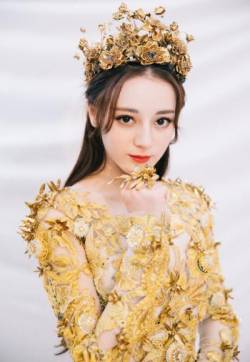 新疆乌鲁木齐美女演员迪丽热巴金鹰节后台定妆照图片