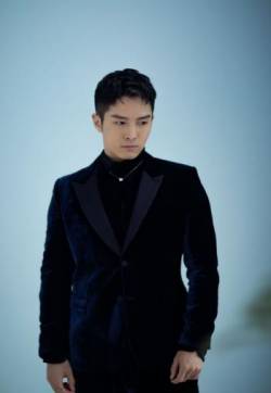 高清浙江省杭州男明显盛一伦儒雅帅气活动写真图片