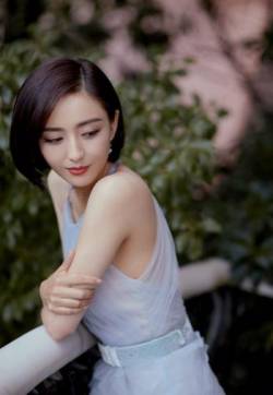 高清中国内地新疆伊犁影视女演员佟丽娅金鹰节颁奖晚会优雅图片
