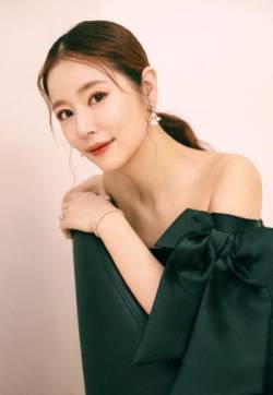 高清中国内地影视上海市女演员唐嫣巴黎浪漫街拍写真图片
