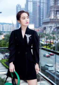 高清吉林省辽源女明星张佳宁干练时尚写真图片